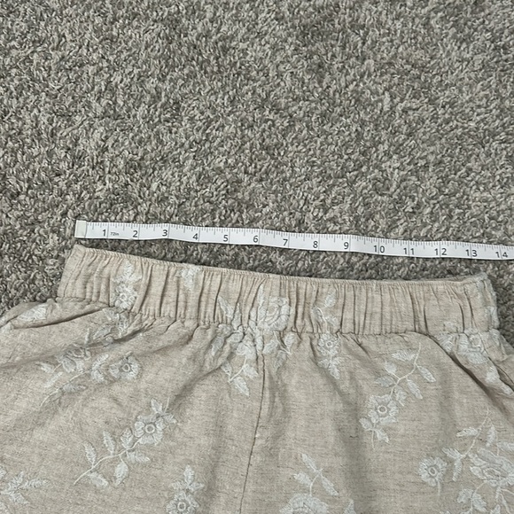 Abercrombie & Fitch Beige Floral pull on Shorts - Picture 5 of 9